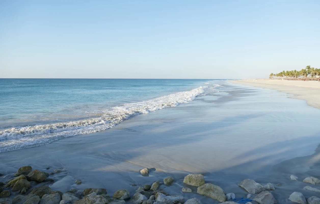 omán strand fehér homok gyengéd habzás