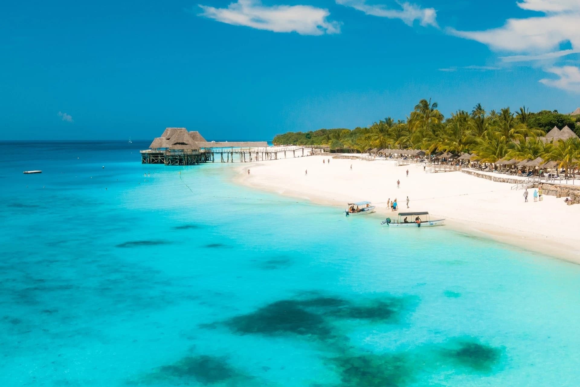 zanzibár nyaralás nungwi beach csodás fehér homok óceánpart és hullámok