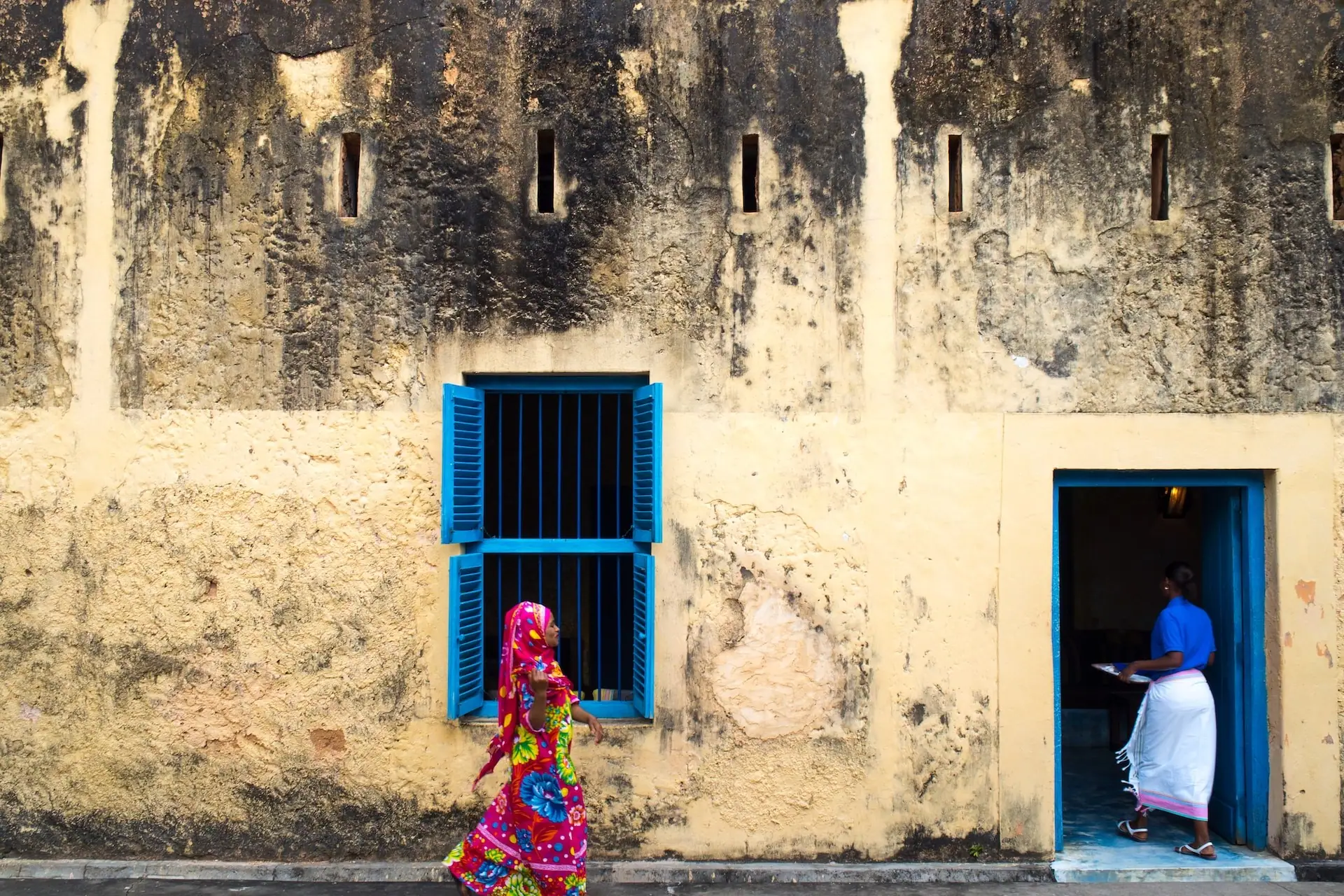 színes utcakép stone town utcáin