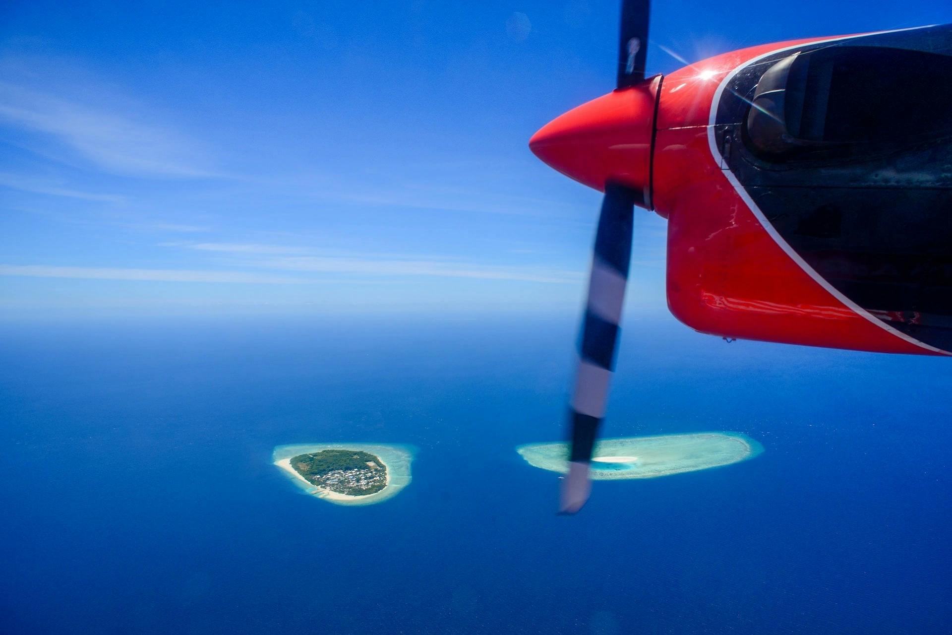 repülő két magányos maldív sziget felett