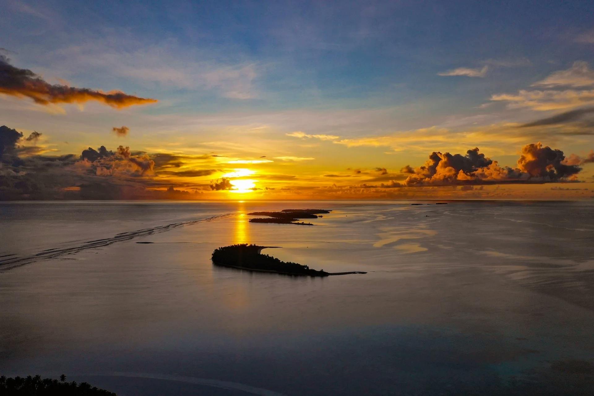 csodás maldív naplemente repülőről