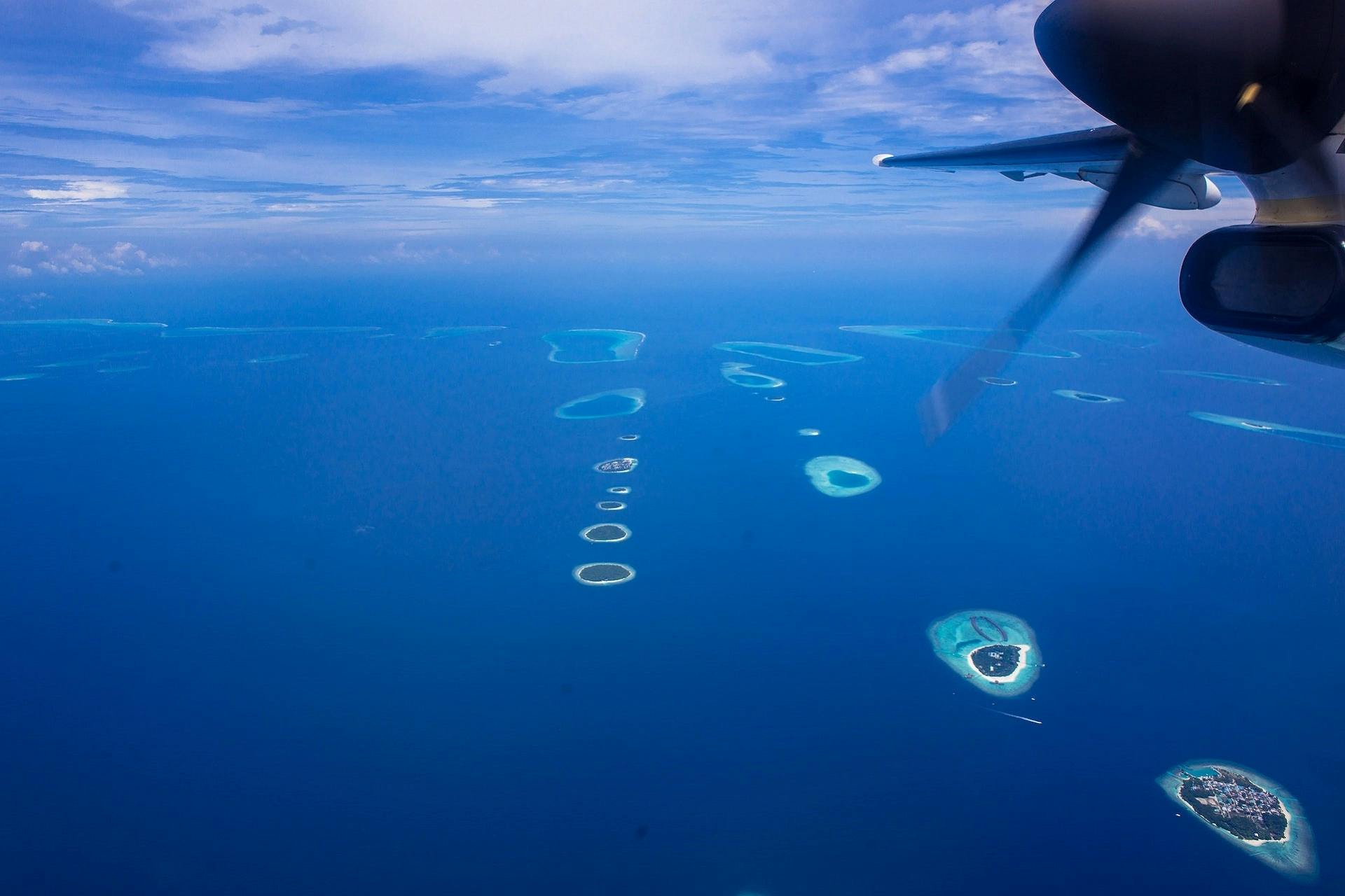 maldív repülőjárat az atollok fölött repül