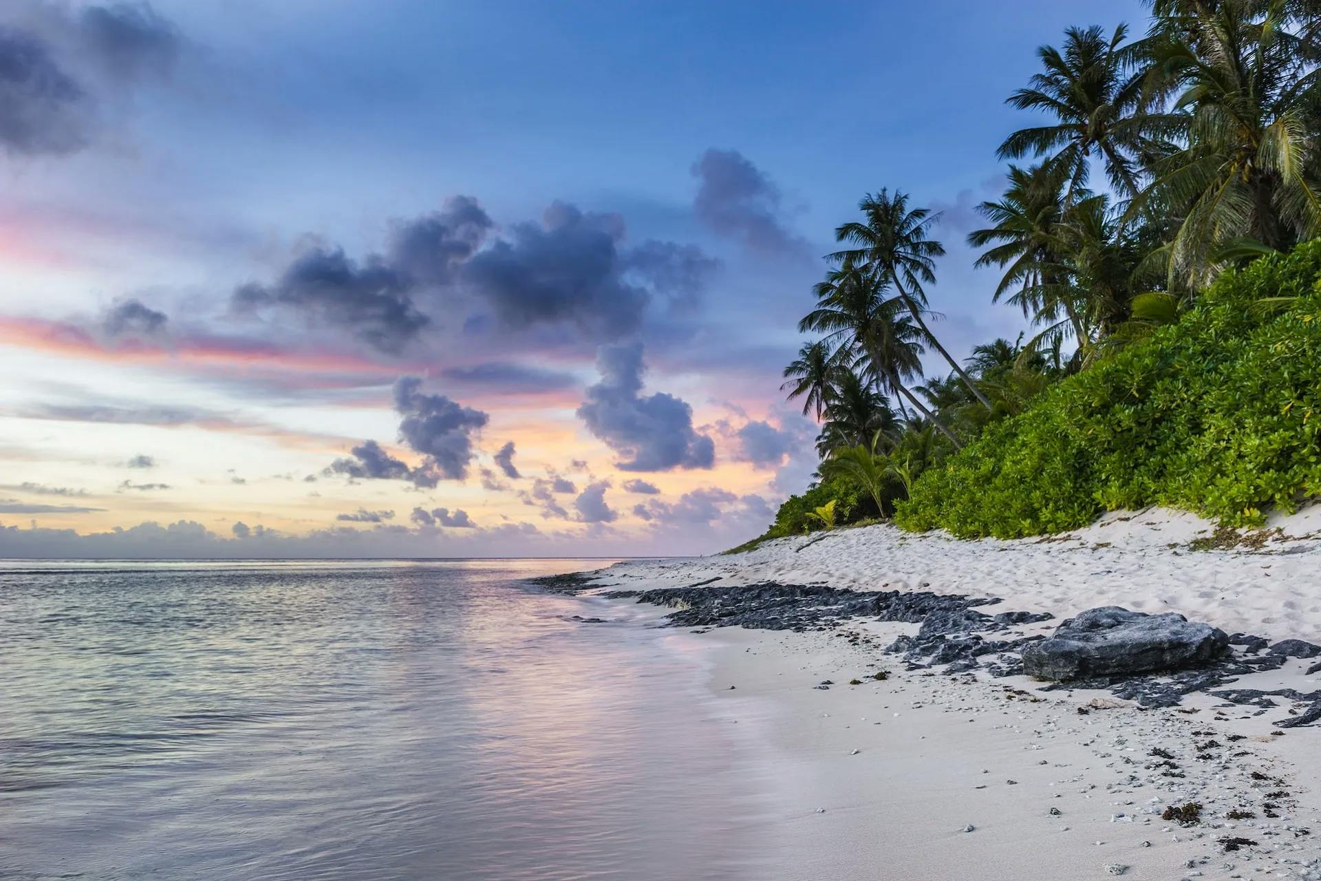 seychelle szigetek esős évszak felhők a strandon