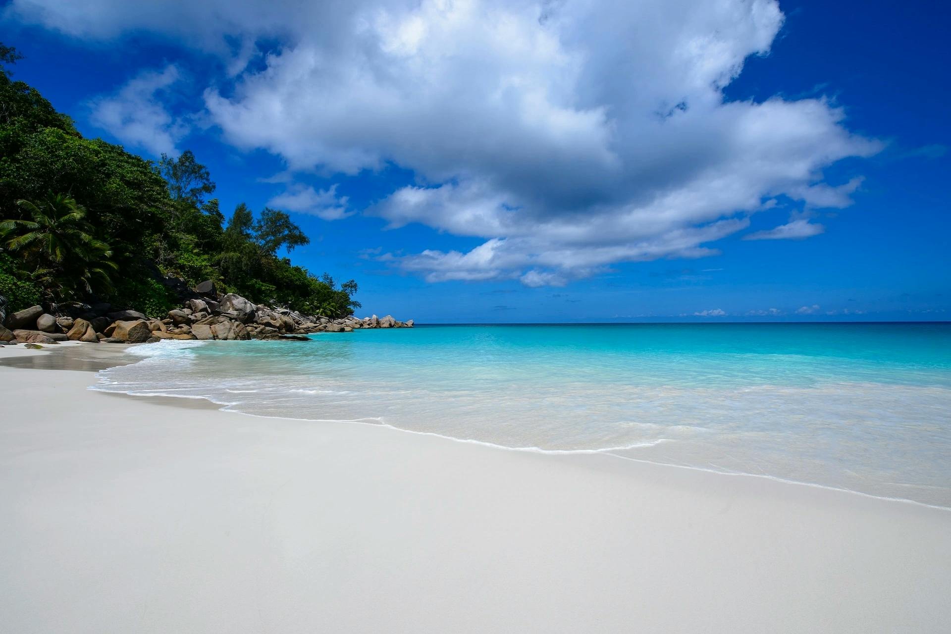 tükör strand a seychelle szigeteken tükröződéssel