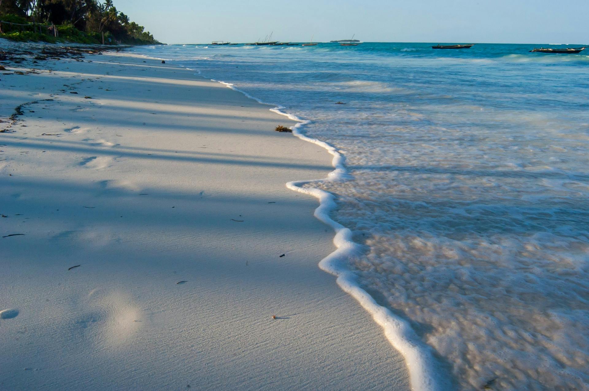fehér homokos óceánpart hullámokkal habokkal zanzibáron